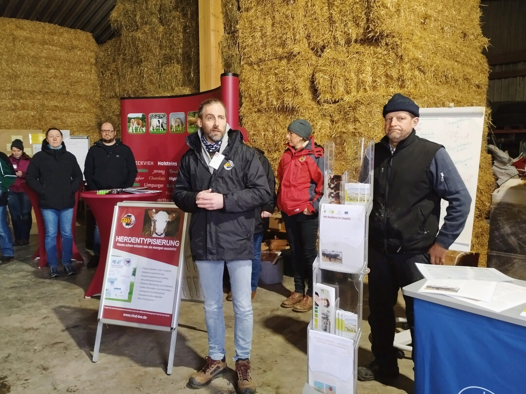 4 Dr. Philipp Muth, Zuchtleiter für die Rassen Fleckvieh, Brown Swiss und Holstein bei der RBW sowie stellvertretender RBW-Geschäftsführer, eröffnete zusammen mit Joachim Keller, Betriebsleiter auf dem Milchhof in Allmendingen-Hausen, die Premiere des ersten Wissensmarktes mit Fachmesse.