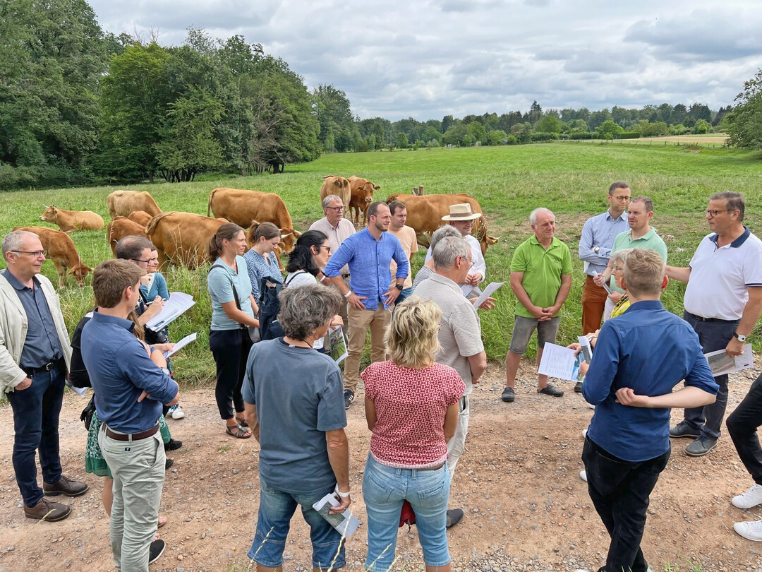 Beim Naturpark-Brunch gibt es Nahrung f�r K�rper und Geist � manchmal mit prominenter Unterst�tzung: Landwirtschaftsminister Peter Hauk (r.) und Naturparkgesch�ftsf�hrer Karl-Heinz Dunker (l.) teilen ihr Wissen mit den Besuchern.