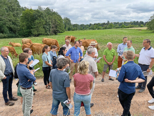 Beim Naturpark-Brunch gibt es Nahrung f�r K�rper und Geist � manchmal mit prominenter Unterst�tzung: Landwirtschaftsminister Peter Hauk (r.) und Naturparkgesch�ftsf�hrer Karl-Heinz Dunker (l.) teilen ihr Wissen mit den Besuchern.