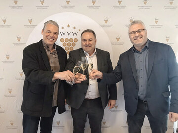 Vizepr�sident Peter Albrecht, Weinbaupr�sident Dietrich Rembold und Vizepr�sident Bernhard Idler sto�en auf die Wahl an.