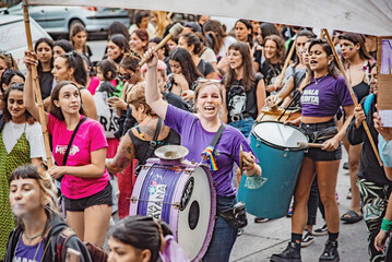 Am Internationalen Frauentag gehen weltweit Frauen auf die Stra�e, um f�r ihre Rechte zu k�mpfen.