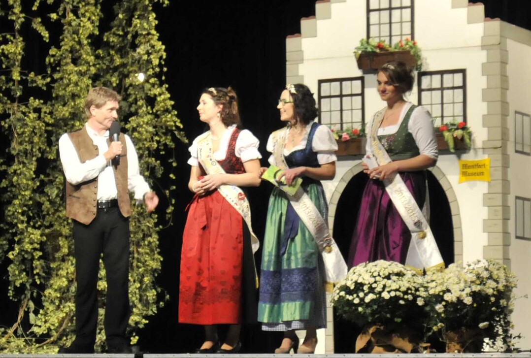Moderator Dr. Reinhold Kugler mit den scheidendem Dreigestirn (v.l.) Petra Heine, Königin Jutta Häfele und Franziska Schmidt