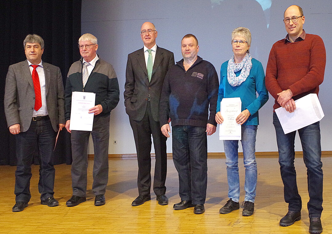 Von links nach rechts: Hans Klaiber, Leiter des Landwirtschaftsamtes Rottweil, Helmut Merkle aus Deißlingen, der sich durch 25 Jahre ehrenamtliche Mitarbeit als Berichterstatter des Statistischen Landesamtes Baden-Württemberg verdient gemacht hat und der Landrat des Landkreises Rottweil, Dr. Wolf-Rüdiger Michel. Gerhard Wössner und Margarete Wössner aus Aichhalden-Rötenberg und Martin Stern-Fautz aus Dunningen-Seedorf erhielten eine Urkunde für die Teilnahme an der Landesaktion „Gläserne Produktion“ des Ministeriums für Ländlichen Raum und Verbraucherschutz im Jahr 2017.