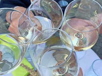 Anstossen mit Wei�wein.