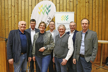 Vor- und Nachteile des Mercosur-Abkommens diskutierten (v. l. vorne) Waldemar Westermayer, Roswitha Geyer-F��ler, Alois Peter und Franz Sch�nberger vom Bauernverband Allg�u-Oberschwaben mit (v. l. hinten) Axel M�ller, MdB CDU, Horst Wenk, LBV, und Norbert Lins, MdEP (CDU).