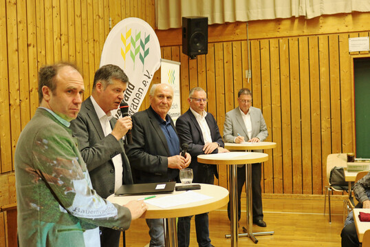 Podiumsdiskussion unter der Leitung von Franz Sch�nberger (l.) und Waldemar Westermayer (Mitte) vom Bauernverband Allg�u-Oberschwaben mit Axel M�ller (2. v. l.), Abgeordneter der CDU/CSU-Bundestagsfraktion, sowie den Referenten Horst Wenk (r.) vom Landesbauernverband und dem EU-Politiker Norbert Lins. 