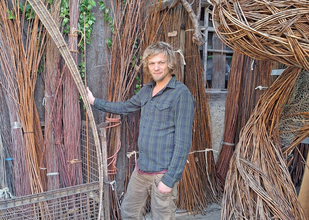 Daniel Schenk ist hauptberuflicher Korbflechter.