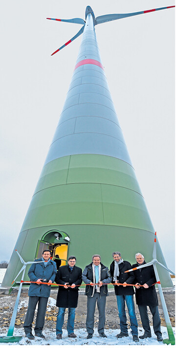 Bei der Einweihung (von links) Marc Krezer/Prokurist Juwi Energieprojekte GmbH, Klaus Kornberger/Bürgermeister Weikersheim, Franz Untersteller/UM, Boris Palmer/OB Tübingen, Ortwin Wiebecke/Sprecher der Geschäftsführung Stadtwerke Tübingen.