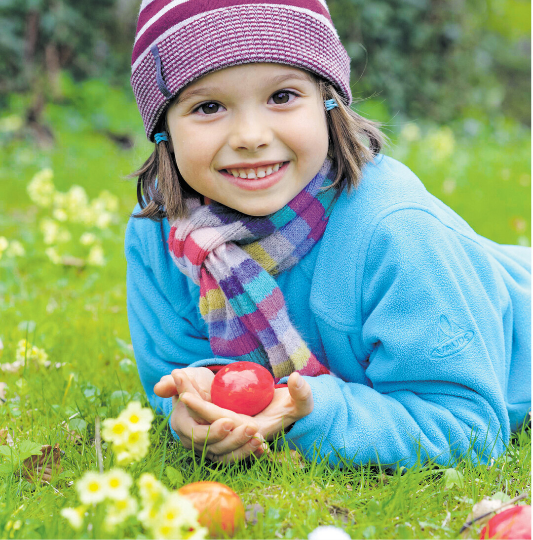 bild der woche Die Ostereier wurden in Mittel- und Westeuropa fr�her bevorzugt rot gef�rbt, in Osteuropa h�ufiger golden. Rot steht f�r Kraft, Liebe und Lebensfreude; Gold f�r Licht, Sonne und Hoffnung.