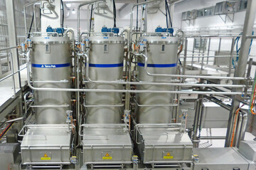 Milchverarbeitung in einer großen Käserei: Bei der Auktion des GlobalDairyTrade-Tenders in Neuseeland am 4. März 2025 ist der gewogene Durchschnittspreis über alle gehandelten Produkte auf 4.209 US-Dollar je Tonne oder umgerechnet 4.022 Euro je Tonne gesunken.