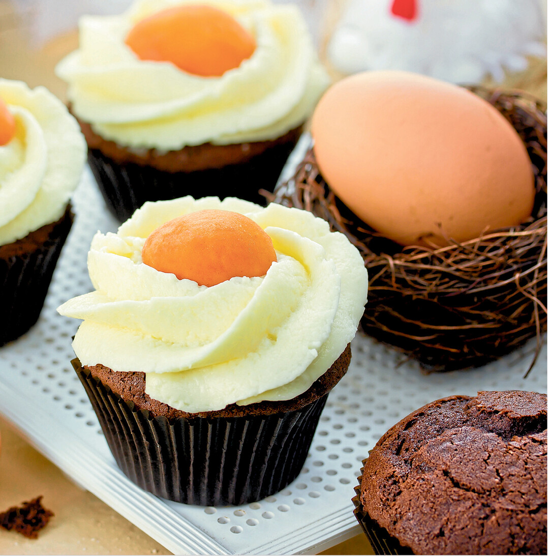 Jetzt vor Ostern haben Eier Hochkonjunktur. Hartgekocht, gef�rbt oder kunstvoll bemalt, werden sie zum dekorativen Osterei, aufgeschlagen lockern sie Ostergeb�ck. Auch in Waffeln sind sie unverzichtbar, wie bei den Rezepten auf den folgenden Seiten. Eier aus deutscher Erzeugung sind mit DE gestempelt. Die erste Ziffer des Stempels gibt �ber die Art der Tierhaltung Auskunft: 0 bezeichnet �kologische Erzeugung, 1 Freilandhaltung, 2 Boden- und 3 K�fighaltung.