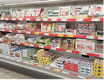 In den meisten Superm�rkten werden die Regale trotz der Hamsterk�ufe immer wieder gut nachgef�llt. Besonders gefragt sind haltbare Produkte wie Nudeln, Mehl, Schinken oder H-Milch.