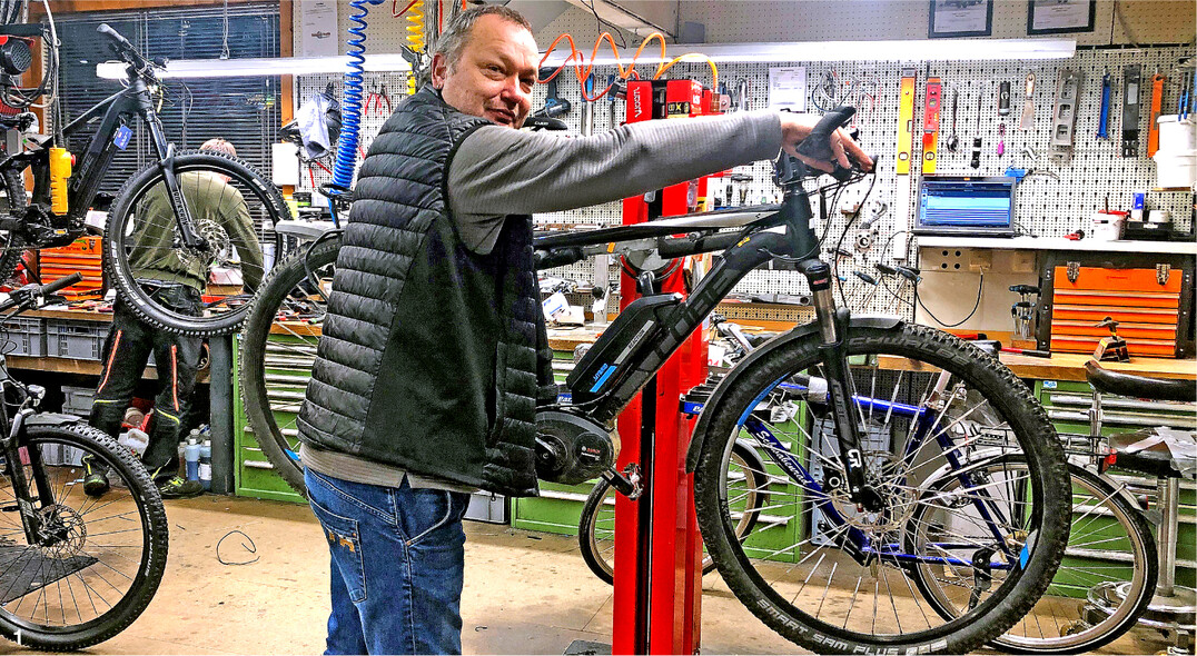 Radh�ndler Andreas Reyhle in seiner Radwerkstatt.