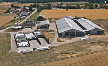 Mehr Komfort für Tiere und Menschen: Die Ott Hofäcker GbR investierte in einen mehrhäusigen Kuhstall mit einem Melkkarussell.