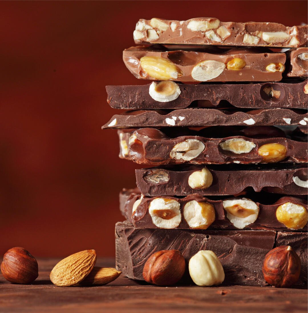 Warum wir Schokolade m�gen Ostern naht  man sieht es in den Gesch�ften. Dort liegen Osterhasen, Schokoladeneier und Schokoladentafeln in schier unendlicher Vielfalt. Ein wahres Paradies f�r Schokoladenfans. Aber woran liegt es eigentlich, dass wir so gerne Schokolade essen? Harald Seitz, Ern�hrungswissenschaftler beim Bundeszentrum f�r Ern�hrung (BZfE) sagt dazu: Landl�ufig wird immer behauptet, dass in Schokolade Stoffe sind, die Gl�ckshormone freisetzen. Das stimmt nur bedingt. Zwar ist im Kakao und Milcheiwei� die Aminos�ure Tryptophan enthalten, die im K�rper die Produktion des Gl�ckshormons Endorphin anregt, aber nur in sehr geringem Ma�e. Auch die Mengen vom stimmungsaufhellenden Hormon Serotonin sind f�r eine Wirkung zu gering. Aber: Der K�rper spielt uns einen Streich. Die Kombination in Schokoladen  Zucker und Fett  aktiviert unser Belohnungssystem. So ist es vor allem die Erwartungshaltung, durch die der K�rper ganz automatisch den Transmitter Dopamin aussch�ttet und Endorphine freisetzt. Da kann auch schon der Geruch als Trigger ausreichen, um das Belohnungssystem im Gehirn anzuregen. Der Essgenuss selbst kommt �brigens vor allem von der enthaltenen Kakaobutter. Ihr Schmelzpunkt nahe der K�rpertemperatur bewirkt das als angenehm empfundene Schmelzen der Schokolade im Mund." BZfE