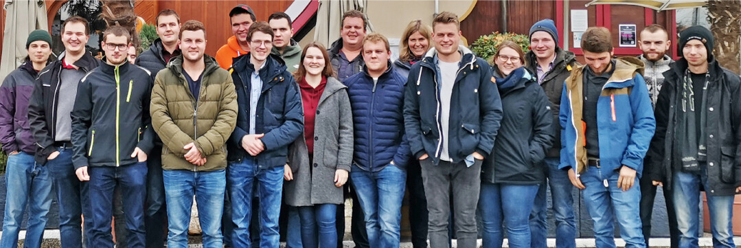 Die Jungwinzergruppe der Landjugend W�rttemberg-Baden vor dem D�rkheimer Riesenfass.