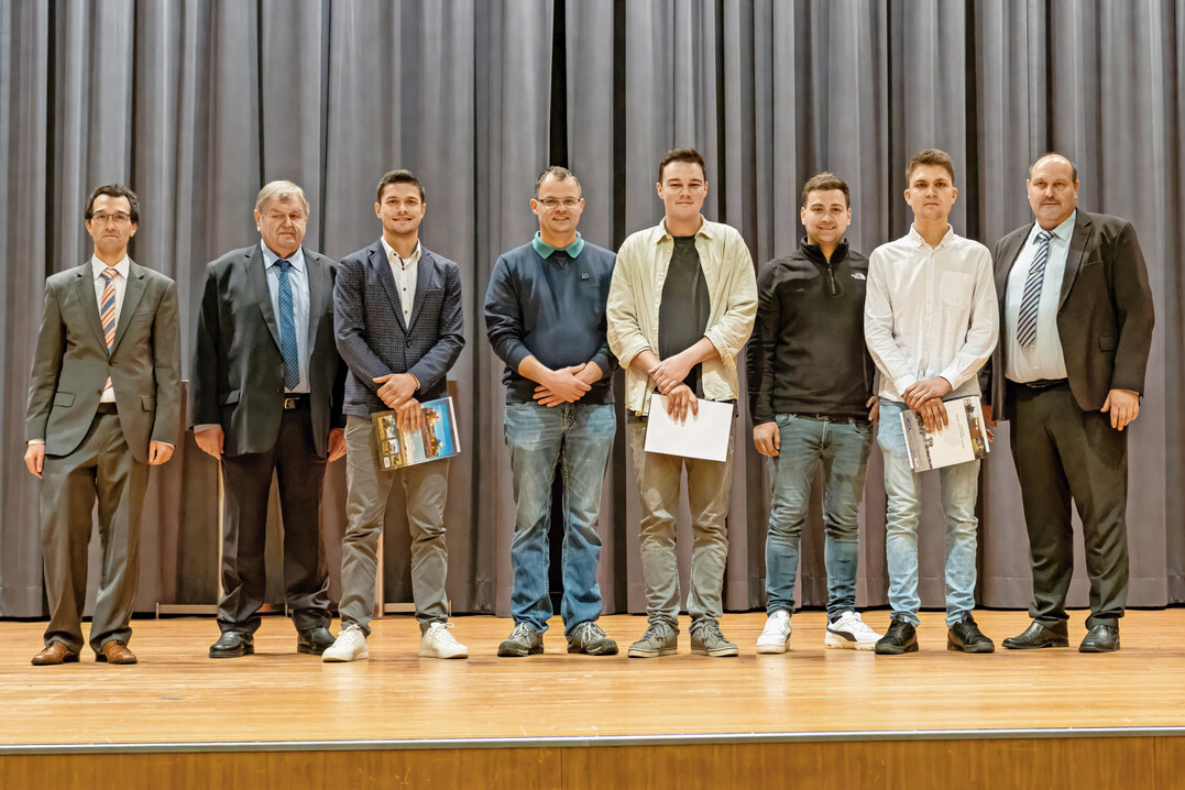 Auszeichnung der drei besten Gesellen (v. r.): Gesellenpr�fungsausschussvorsitzender Karl Heinz W�ger, Florian Rist mit seinem Ausbilder Leon Rothfu�, Joshua Amann mit seinem Ausbilder Johannes Keller, Christian Hertel, Landesinnungsmeister Kurt Neuscheler und VdAW-Fachreferent Michael Rabe.