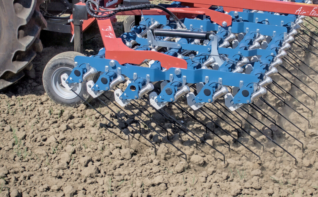 Blindstriegeln z�hlt zu den effektivsten Ma�nahmen der mechanischen Unkrautregulierung.