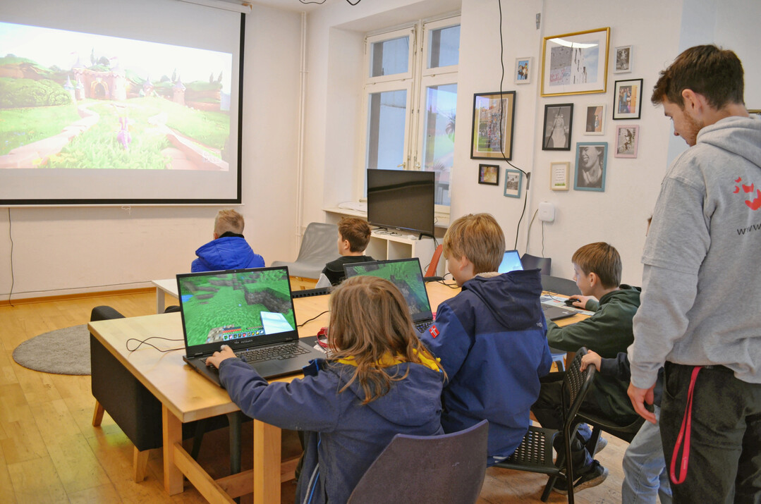 In einer Computerspielschule lernen Kinder den richtigen Umgang mit Videospielen.