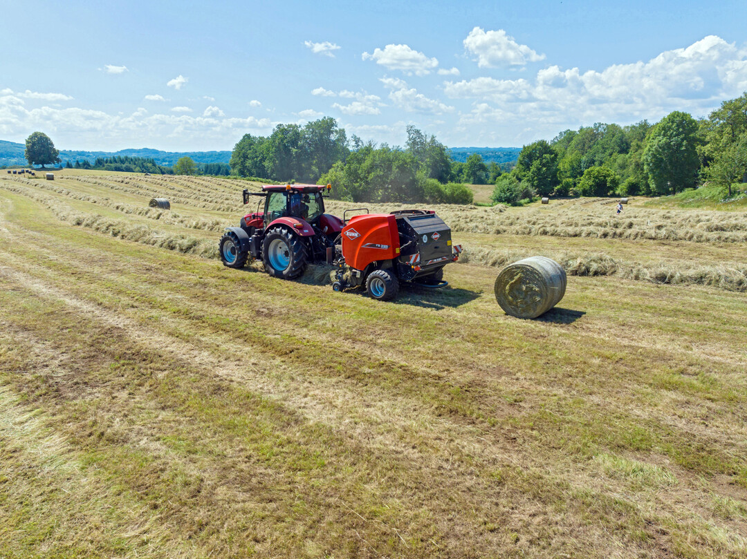 Die Rundballen der FB�3125 haben 1,25 Meter Durchmesser.