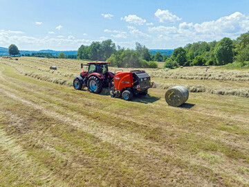 Die Rundballen der FB�3125 haben 1,25 Meter Durchmesser.