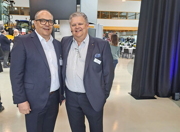 Karl Josef Duffner (l.) wird Pr�sident des LandBauTechnik Bundesverbands e.V. (LBT). Ulf Kopplin war 22 Jahre Pr�sident des LBT.