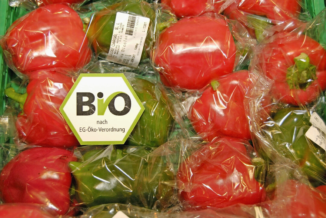 Bei  Biogem�se erwarten die Konsumenten keine Plastikverpackungen. Falls doch, schm�lert dies das Vertrauen in Bioprodukte, fanden Forschende heraus.