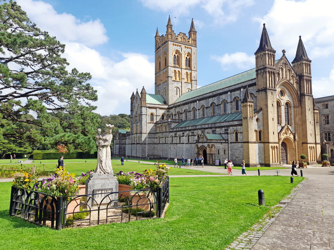 Blick auf die Abteikirche von Buckfast Abbey.