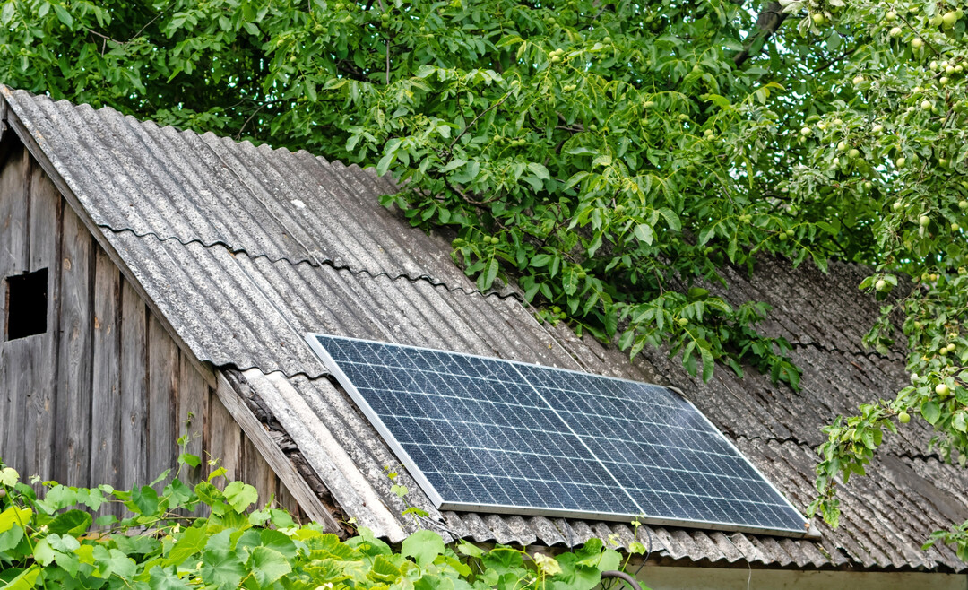Solarmodul auf einem Stadel. 