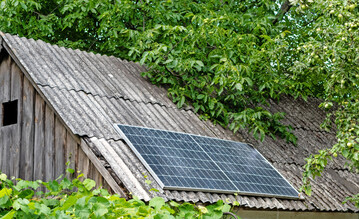 Solarmodul auf einem Stadel. 