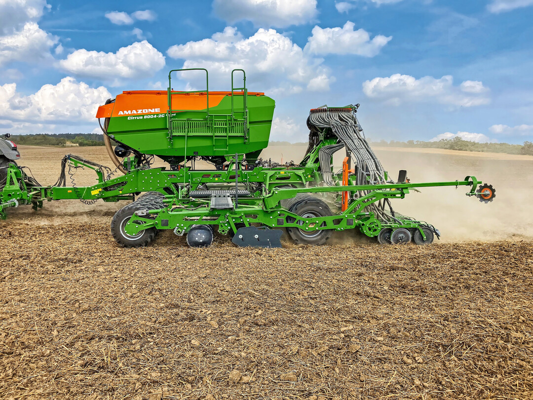 Die Anhängesäkombination Cirrus 8004-2C Grand gibt es mit Dreikammerbehälter.