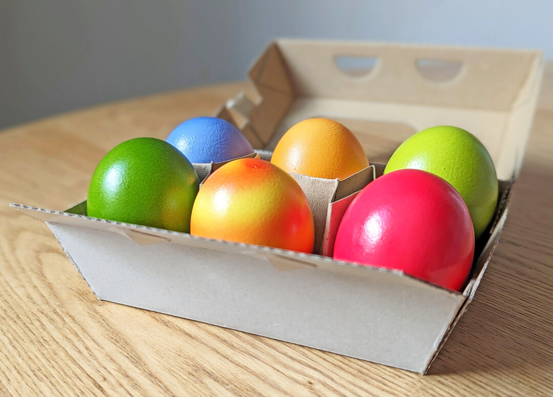 Zwar ist die Printnummer auf der Schale nach dem Färben nicht mehr lesbar, so bleibt die Rückverfolgbarkeit durch die KAT-Dokumentation jedoch vollständig gewährleistet.