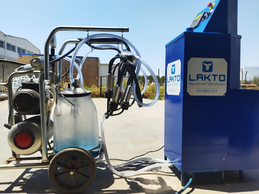 LAKTOWASH ist eine Reinigungseinheit für mobile Eimermelkanlagen, die alle Oberflächen, mit denen die Milch in Berührung kommt, gründlich und effektiv reinigt. Zur Reinigung wird die mobile Melkeinheit mit einem einfachen Adapter über den Eimerdeckel angeschlossen. Die vorhandene Vakuumpumpe der Melkeinheit sorgt für die erforderlichen Turbulenzen, während das Gerät einen vorgegebenen Reinigungs- und Desinfektionszyklus mit entsprechenden Standards durchläuft und so laut Hersteller akto Hayvancilik Teknolojileri San. ve Tic. Ltd. Sti. eine Reinigung von Melkzeug und Milchkanne auf hohem Niveau sicherstellt.