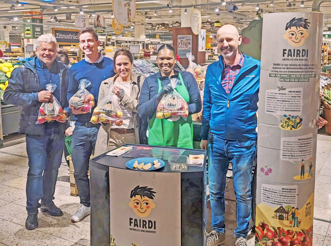 Verkauf der ersten �pfel aus dem Fairdi-Projekt mit (v. l.) Thomas Heilig, Nis Siefen, Heike Gumsheimer, Lana R�bia Da Silva und Erich R�hrenbach.