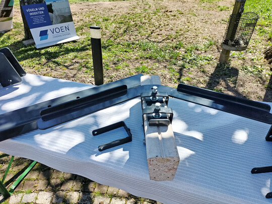 Ein Joch auf dem bestehenden Schutzsystem dient zur Anbringung der Folie, auf dem die Module angebracht werden.