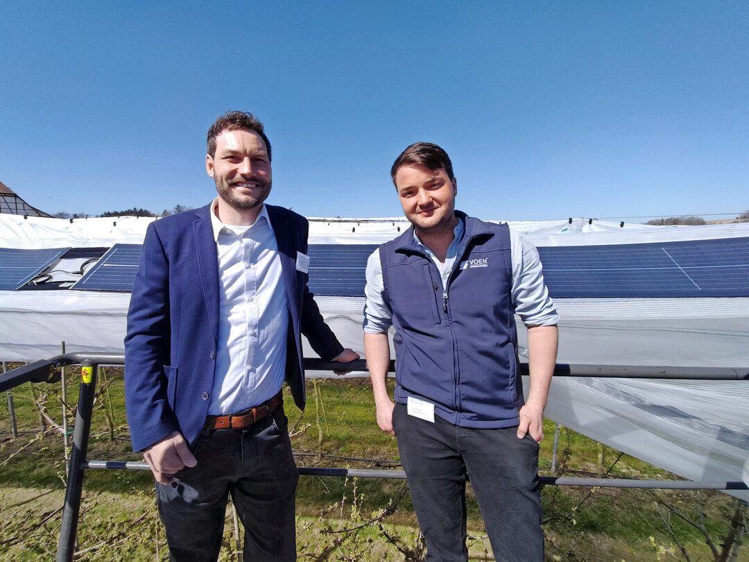 Arbeiten gemeinsam am Projekt einer Agri-Fotovoltaikanlage in Kombination mit einem bestehenden Schutzsystem: Felix Basler vom Fraunhofer ISE-Institut und Leo V�hringer von der Firma VOEN.