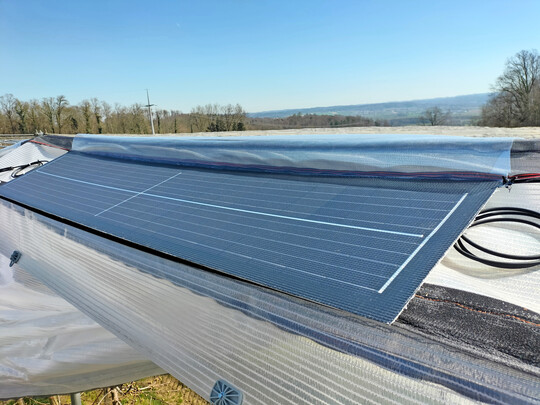 Getestet wird neben der Befestigung durch zwei Klettstreifen auch die Befestigung, in der die Leichtbaumodule mit einem Klettstreifen und mit Rei�verschluss angebracht wurden.