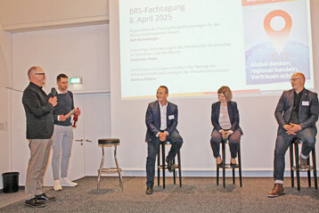 Bei den Referenten v. r. Markus H�bers, Stephanie Meiss und Rolf Michelberger bedankte sich auf dem Podium BRS-Vorsitzender Georg Geuecke (l,) und stellvertretender BRS- Gesch�ftsf�hrer Stephan Schneider, der zusammen mit BRS-Gesch�ftsf�hrerin Dr. Nora Hammer die Tagung moderierte.��� 