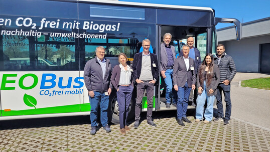 Es braucht viele Akteure, damit ein Projekt wie �NEOBus� ins Rollen kommt. Einige davon waren in Lonsee vor Ort: Phillip und Vanessa Duelli, Christof B�hler, Andreas Lemmer, Steffen Genkinger, Jochen Lauer, Lena Friedmann und Walter Bollinger (von rechts).