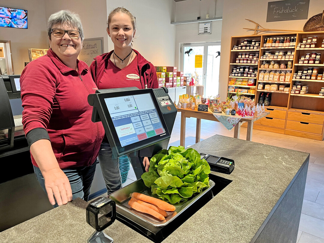 Freuen sich �ber die neue Kasse: Seniorchefin Christa Knam (links) und Enkelin Melissa M�nst haben die Erfahrung gemacht, dass die Kartenzahlung von der Kundschaft �ber alle Generationen hinweg gut angenommen wird. Gelegentliche Schwierigkeiten gebe es in jeder Altersgruppe, es seien aber bislang insgesamt kaum welche aufgetreten. 