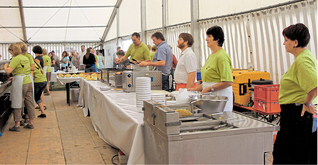 Bei diesem Hoffest wurde der K�che viel Platz einger�umt, sodass die Zubereitung der Speisen und das Anrichten der Teller mit ausreichend Abstand zur Essensausgabe stattfinden kann.