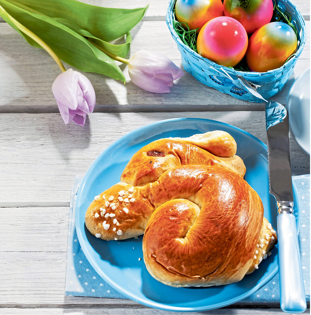 Geb�ck aus Hefeteig ist an den Osterfeiertagen besonders beliebt, zum Beispiel in Form kunstvoll geflochtener Nestchen, mit wei�en oder bunten Eiern. Geformte Osterhasen haben eine lange Tradition und Symbolcharakter, den ersten Nachwuchs im Fr�hjahr bringen die Hasen zur Welt.