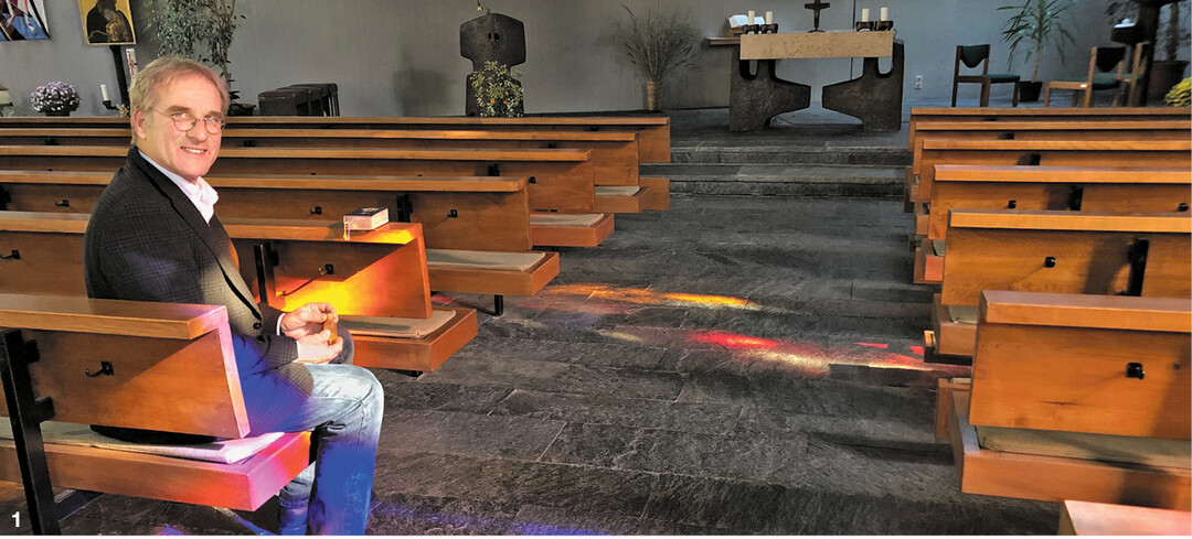 Pfarrer Albrecht Schmieg in der Kapelle der Sana Klinik in Biberach. Dort feiert er freitags mit Patientinnen und Patienten den Gottesdienst.