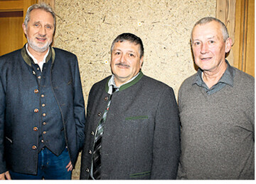 Ein Wachstum in diesen Zeiten ist nicht selbstverst�ndlich", lobte Karl-Heinz Schlegel, T�nnies, die Vermarktungszahlen der EG, vorgestellt von Gesch�ftsf�hrer Berthod Kirchmaier und dem zweiten Vorsitzenden, Kurt Schlagenhauf (v.l.).