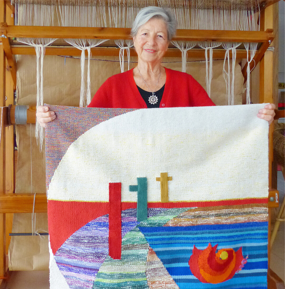 Die Webk�nstlerin Angelika Paerschke mit ihrem wei�en Parament f�r die Osterzeit.