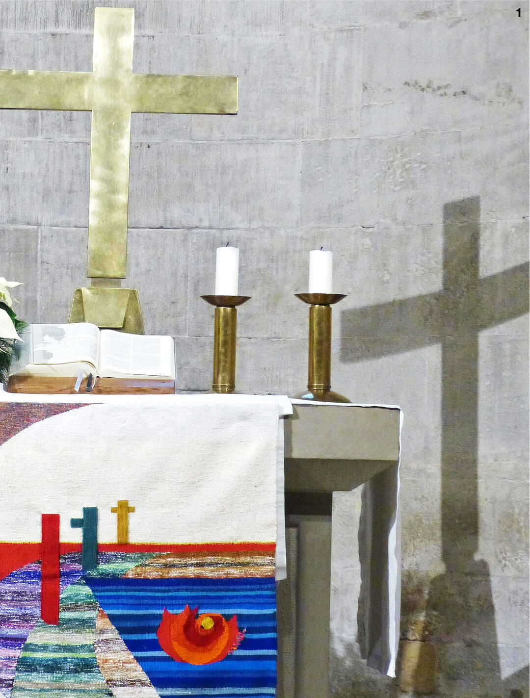 Den Altar der vor rund 910 Jahren erbauten Martinskirche in Neckartailfingen schm�ckt an Ostern das neue, wei�e Parament von Angelika Paerschke: Das Erdenrund mit Maria und Jesuskind im Blau der Marienfarbe und �sterliche Kreuze.
