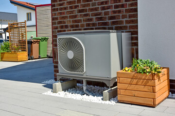 Eine W�rmepumpe kann mit Solarstrom vom Dach unterst�tzt werden.