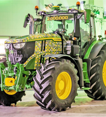 Der Zweimillionste Traktor, ein 6R 250, foliert mit den Fotos von über 300 Mitarbeitern.