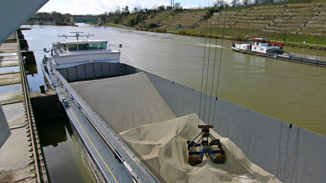 Die Zuladung eines Binnenschiffs h�ngt vom Wasserstand ab. F�llt der Pegel unter eine bestimmte Marke, werden Frachtzuschl�ge erhoben. Das kann den Transport beispielsweise von D�nger oder Getreide verteuern. 