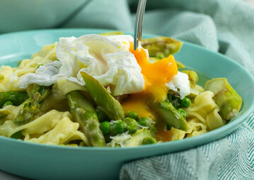 Fettuccine mit gr�nem Spargel und pochiertem Ei